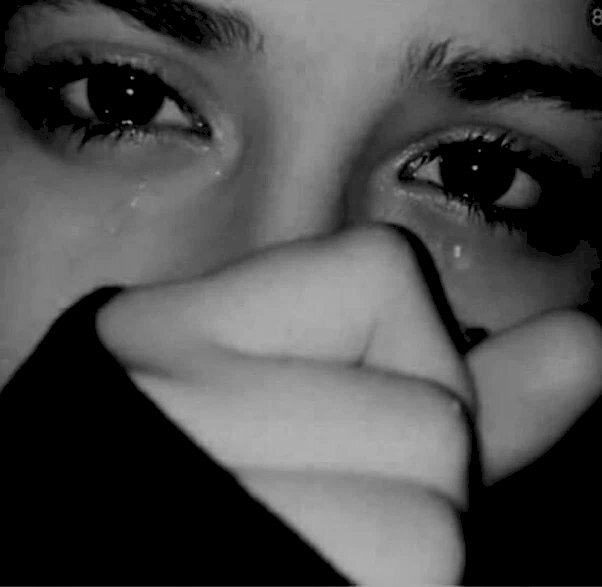 Ảnh đại diện đẹp của một người phụ nữ che mặt với những giọt nước mắt buồn