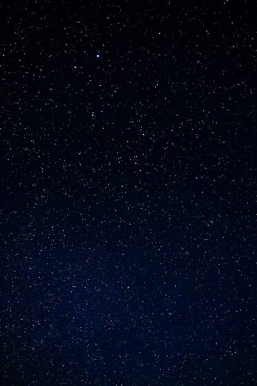 Ảnh bầu trời đầy sao đẹp vào ban đêm với những đốm trắng